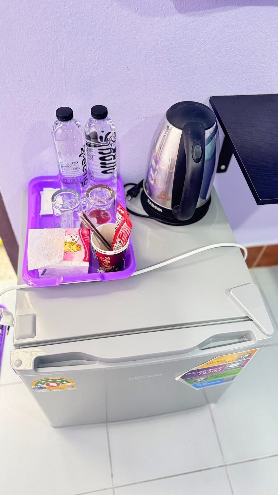 Kühlschrank, Wasserkocher und Kaffee im Zimmer