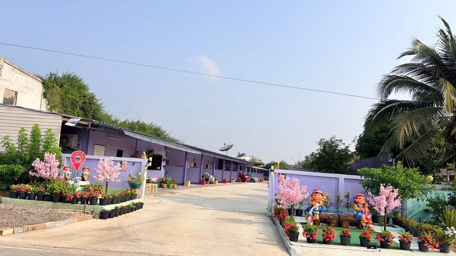 Eingang des Nirawan Resort mit Blumendekoration