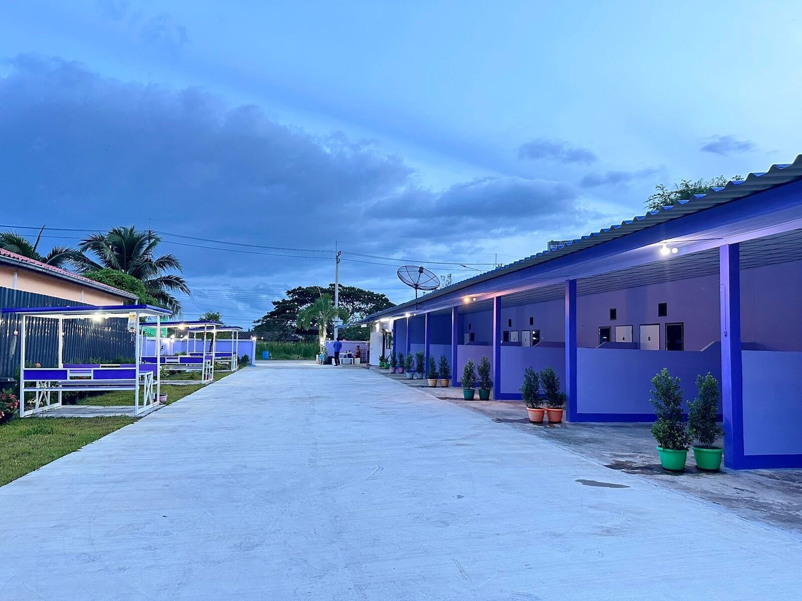 Nirawan Resort in der Abenddämmerung mit Palmen
