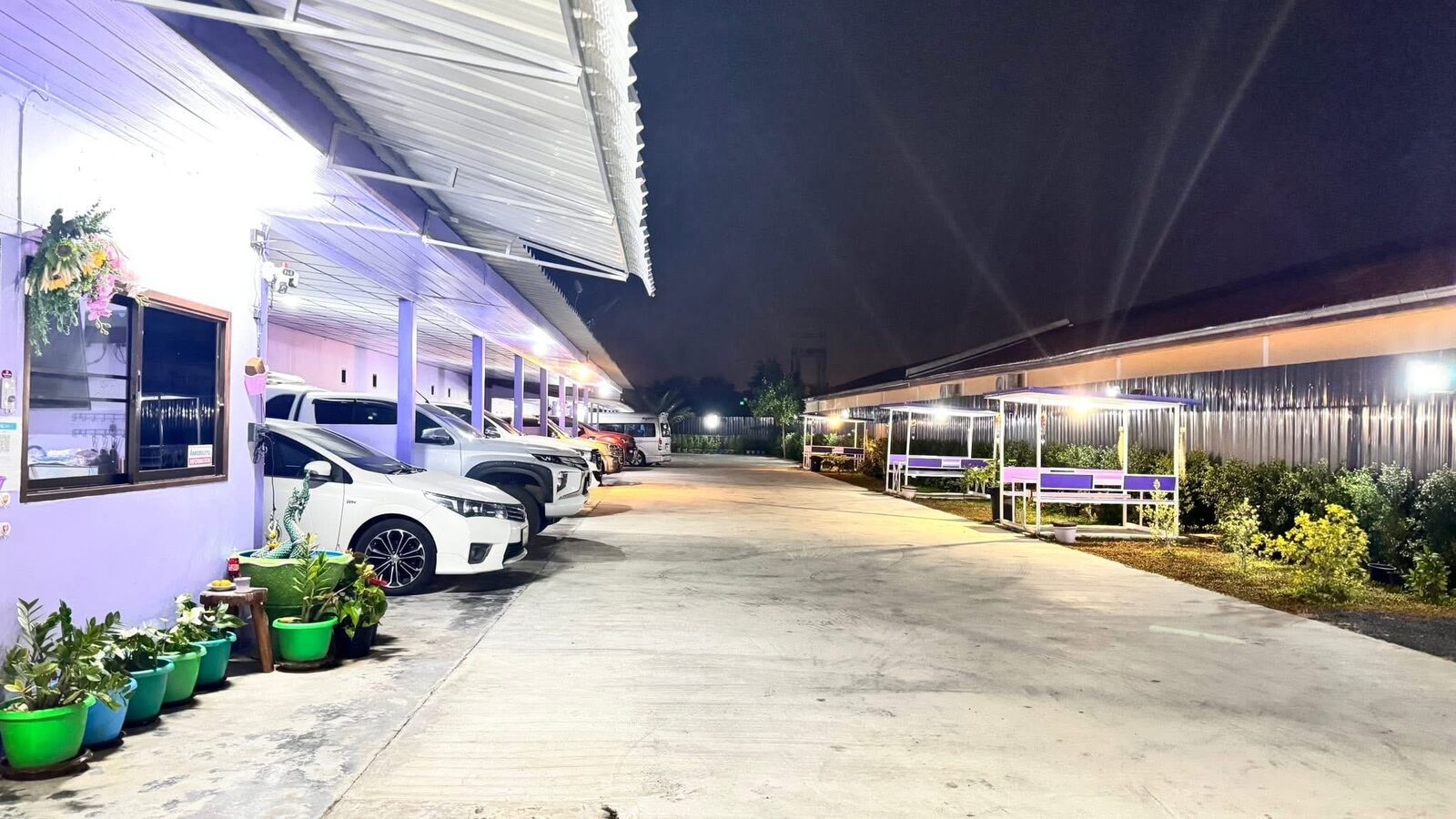 Parkbereich des Nirawan Resort bei Nacht