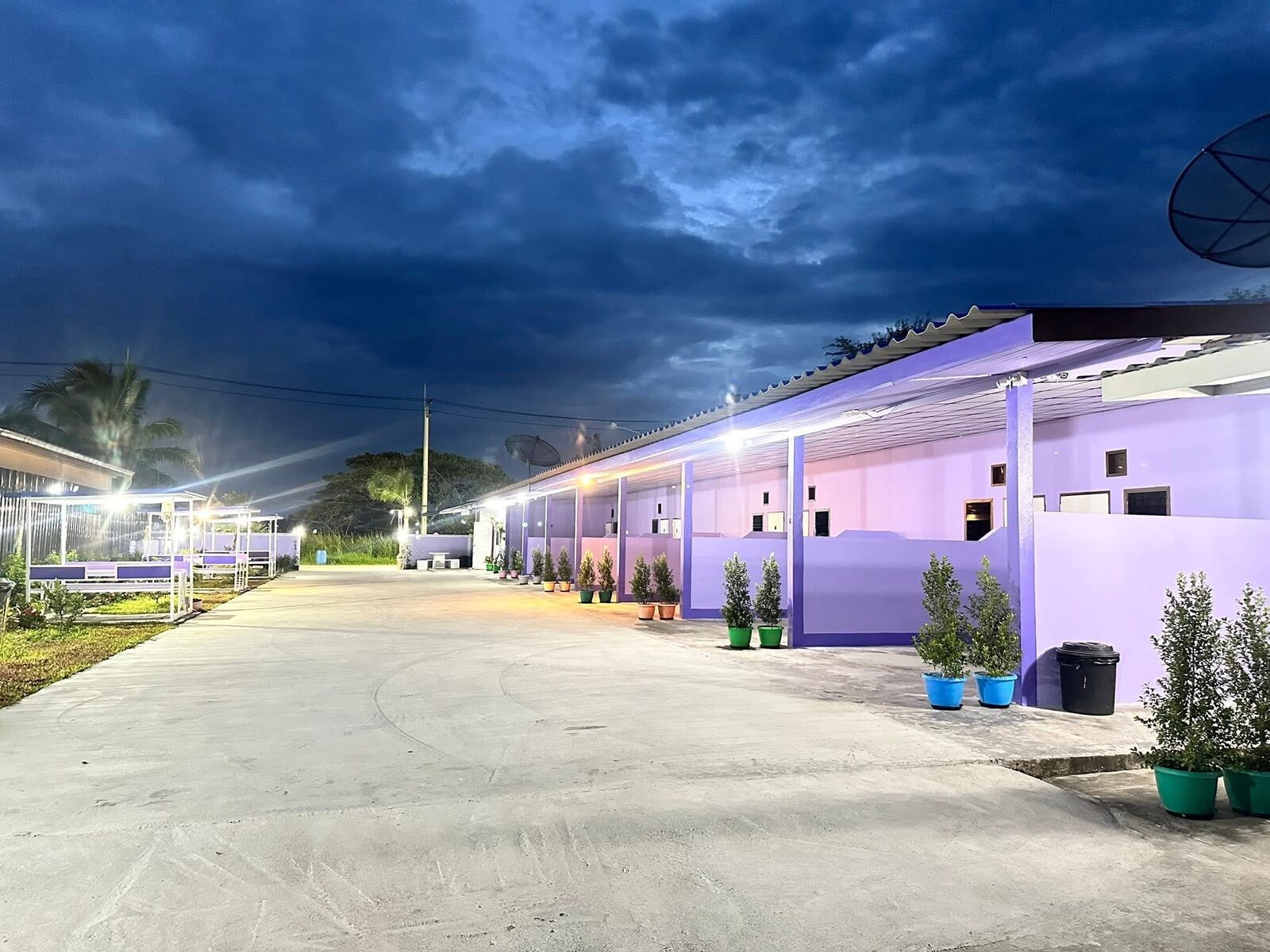 Nirawan Resort bei Nacht mit beleuchteten Zimmern