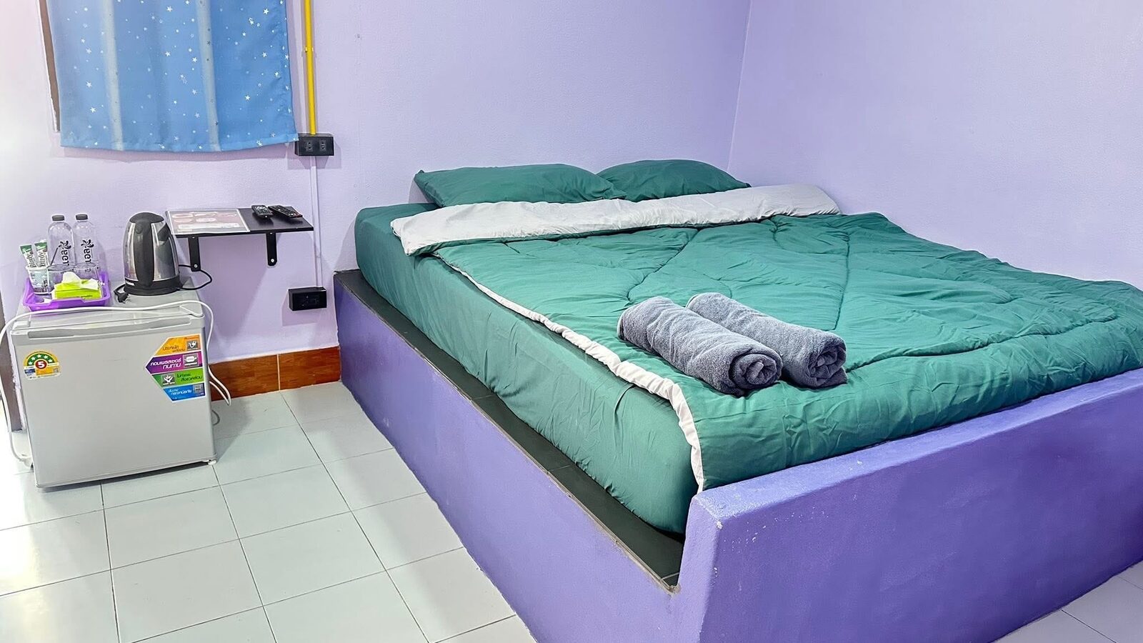 Standardzimmer im Nirawan Resort mit Doppelbett, Klimaanlage und TV