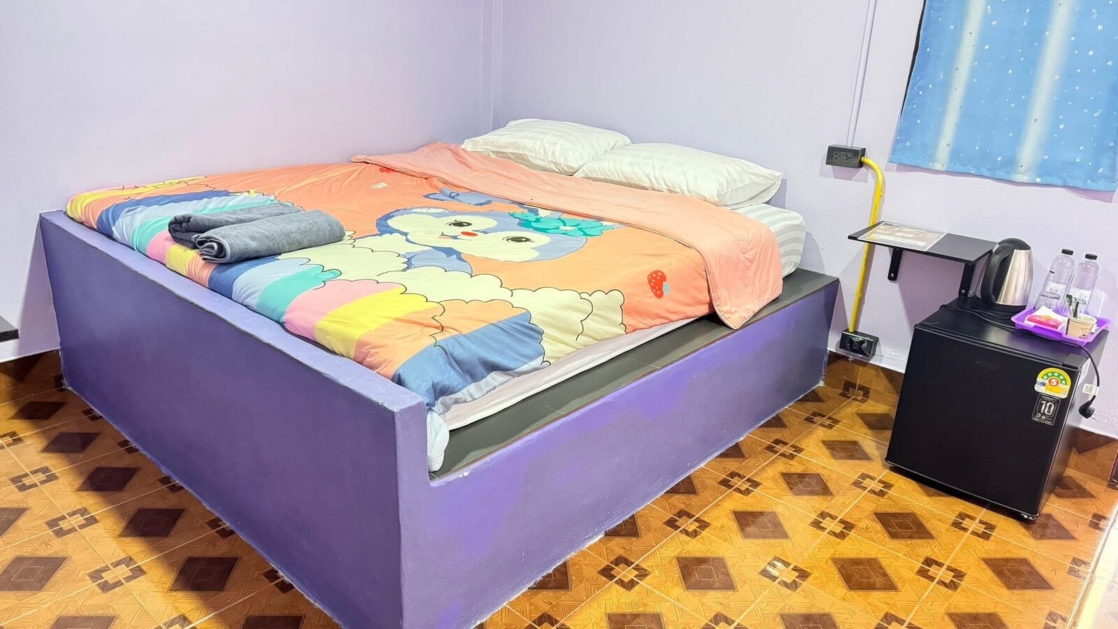 Gemütliches Zimmer mit Holzboden