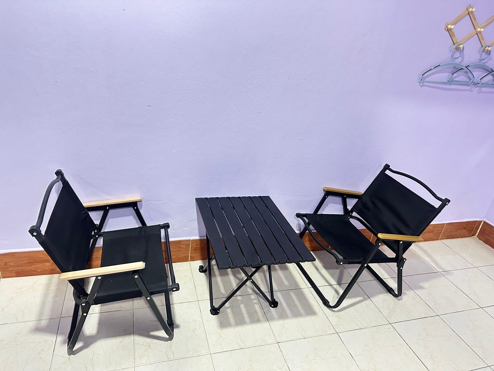 Sitzecke mit Stühlen und Tisch im Zimmer